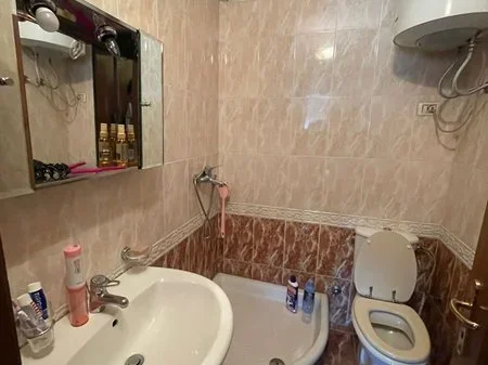 Tirane, jepet me qera apartament 2+1+Ballkon Kati 8, 75 m² 600 € (Shallvaret)