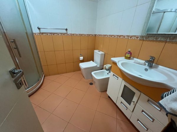 Tirane, shitet apartament 2+1+Ballkon Kati 8, 110 m² 390.000 € (rruga blloku)