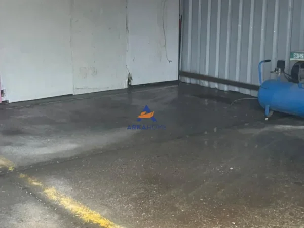 Tirane, jepet me qera magazine Kati 0, 60 m² 830 € 