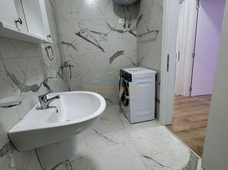 Tirane, jepet me qera apartament 2+1+Ballkon Kati 4, 110 m² 1.200 € (rruga Myslym Shyri)