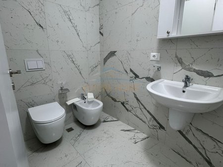 Tirane, jepet me qera apartament 2+1+Ballkon Kati 4, 110 m² 1.200 € (rruga Myslym Shyri)