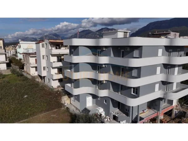 Tirane, jepet me qera Vile , 2.200 m² 6.000 € (Kodra e Priftit)