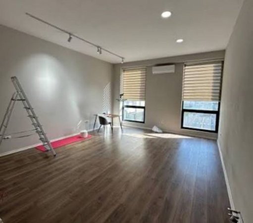 Tirane, jepet me qera zyre Kati 3, 82 m² 650 € (LAPRAKA)
