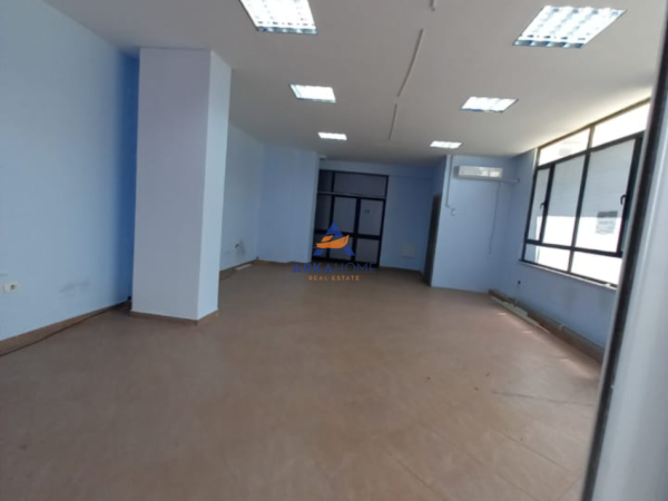 Tirane, jap me qera ambjent biznesi Kati 1, 85 m² 623 € 