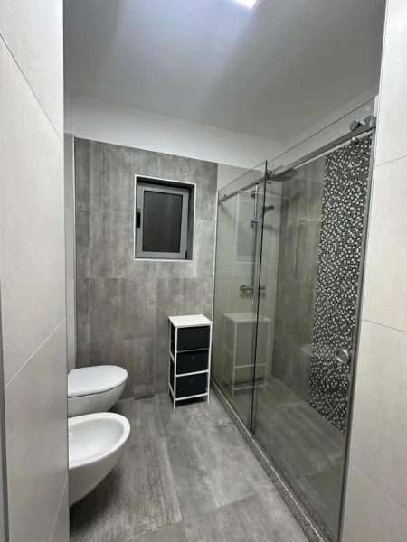 Tirane, jepet me qera apartament 2+1 Kati 3, 126 m² 1.000 € (Rruga Thomas Ziko)