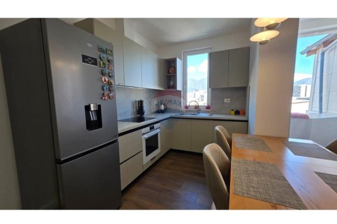 Tirane, jepet me qera apartament 2+1 , 95 m² 1.000 € (rruga Mine Peza)