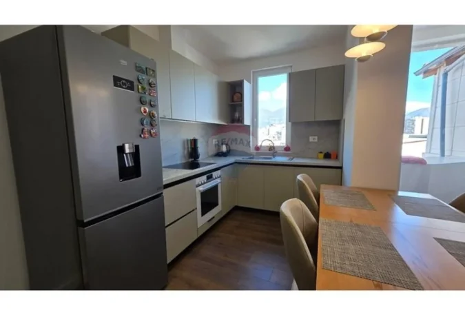 Tirane, jepet me qera apartament 2+1 , 95 m² 1.000 € (rruga Mine Peza)