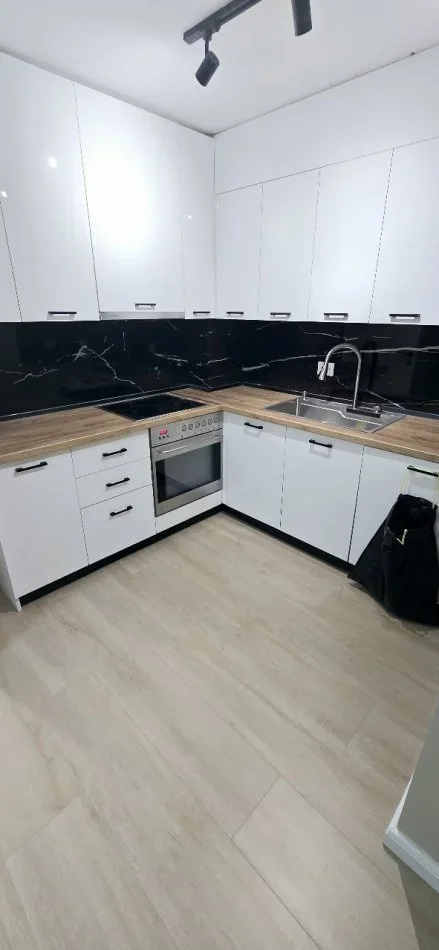 Tirane, jepet me qera apartament 3+1+Ballkon , 96 m² 1.000 € (Rruga Mine Peza)