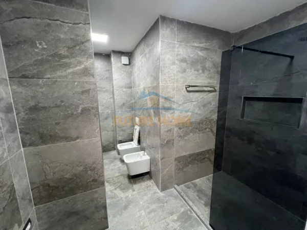 Tirane, jepet me qera apartament 2+1 Kati 7, 130 m² 850 € (Zogu i Zi, Tiranë.)