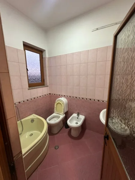 Tirane, jepet me qera Vile 2+1+Aneks+Ballkon , 90 m² 450 € (Rrethi i Shkozes)