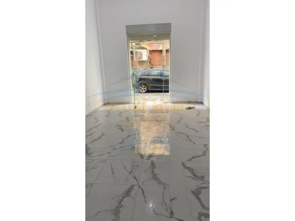 Tirane, shitet ambjent biznesi Kati 0, 33 m² 120.000 € (Rruga Brigada 8, Blloku, Tiranë.)