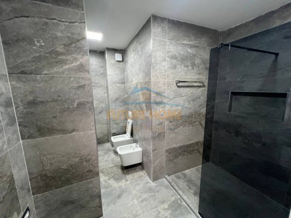 Tirane, jepet me qera apartament 2+1+Ballkon Kati 7, 130 m² 850 € (Zogu Zi)