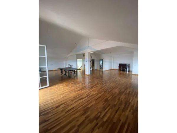 Tirane, Shitet, Vilë, Kodra e Priftit, 680.000 €