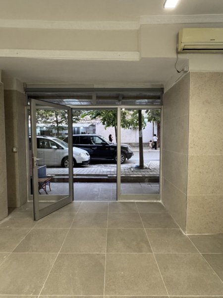 Tirane, jepet me qera dyqan Kati 0, 30 m² 400 € (Irfan Tomini)