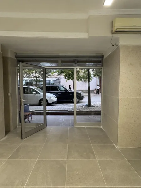 Tirane, jepet me qera dyqan Kati 0, 30 m² 400 € (Irfan Tomini)
