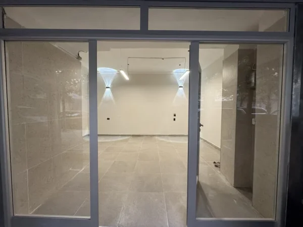 Tirane, jepet me qera dyqan Kati 0, 30 m² 400 € (Irfan Tomini)