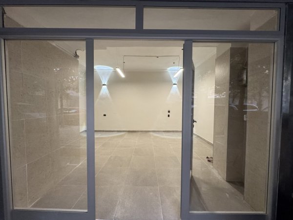 Tirane, jepet me qera dyqan Kati 0, 30 m² 400 € (Irfan Tomini)