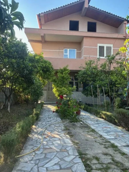 🏠 Shitet Shtëpi Private 2-Katëshe – Sheq i Vogël, Fier • Vend Strategjik • Dokumentacion i Rregullt • Çmim Okazion