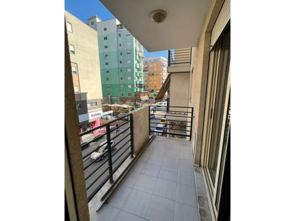 Tirane, jepet me qera ambjent biznesi Kati 1, 104 m² 1.000 € (Komuna e Parisit, Tiranë)