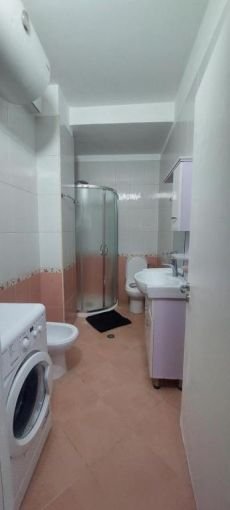 Tirane, jepet me qera apartament 1+1 Kati 4, 70 m² 600 € (Tek Kompleksi Halili)