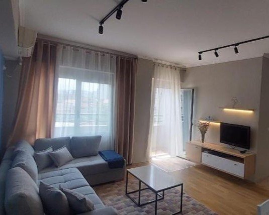 Tirane, jepet me qera apartament 1+1 Kati 4, 70 m² 600 € (Tek kompleksi Halili)