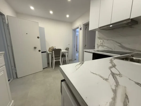 Tirane, jepet me qera apartament 2+1+Ballkon , 75 m² 650 € (Selvia)