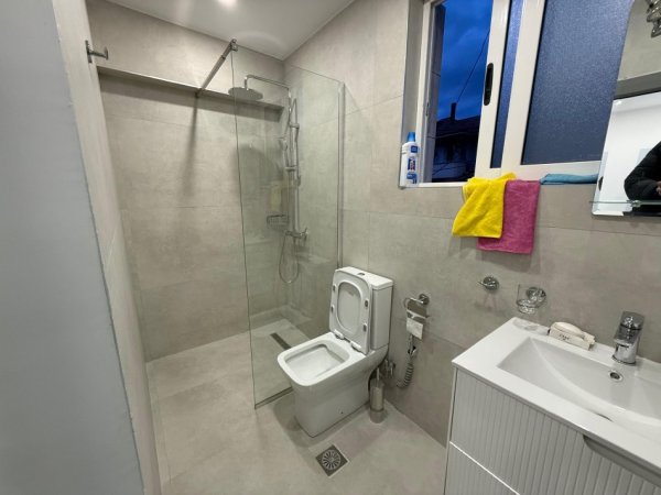 Tirane, jepet me qera apartament 2+1+Ballkon , 75 m² 650 € (Selvia)