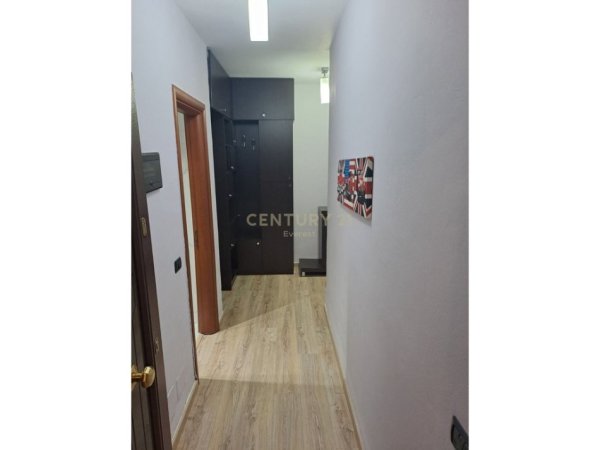 Tirane, jepet me qera apartament 2+1+Ballkon Kati 2, 125 m² 650 € (liqeni i thate)