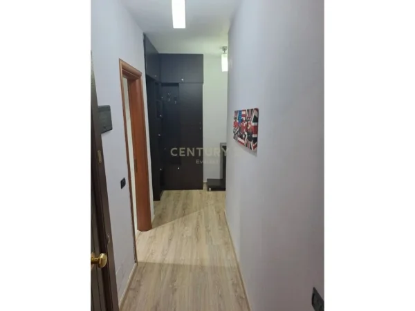Tirane, jepet me qera apartament 2+1+Ballkon Kati 2, 125 m² 650 € (liqeni i thate)