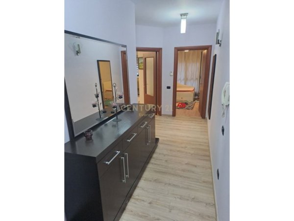 Tirane, jepet me qera apartament 2+1+Ballkon Kati 2, 125 m² 650 € (liqeni i thate)