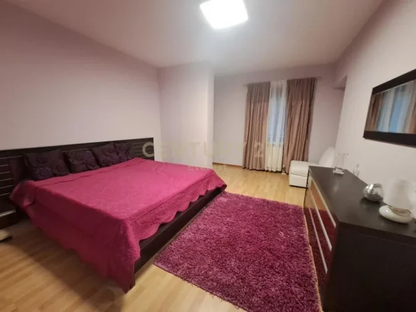 Tirane, jepet me qera apartament 2+1+Ballkon Kati 2, 125 m² 650 € (liqeni i thate)