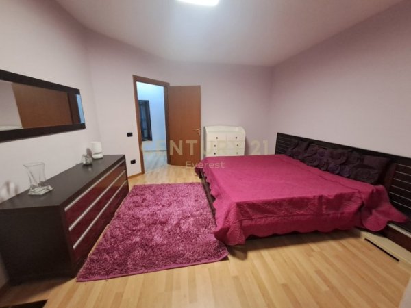 Tirane, jepet me qera apartament 2+1+Ballkon Kati 2, 125 m² 650 € (liqeni i thate)