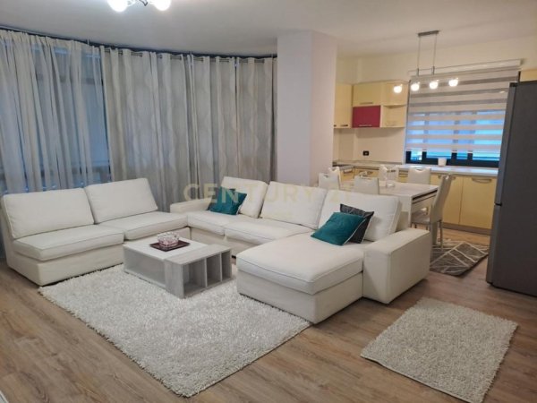 Tirane, jepet me qera apartament 2+1+Ballkon Kati 2, 125 m² 650 € (liqeni i thate)