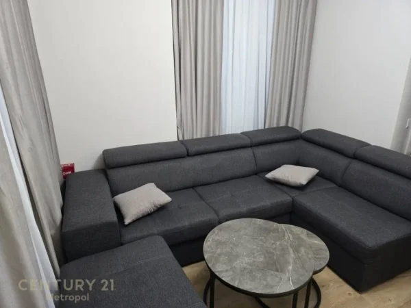 Tirane, jepet me qera apartament 1+1 Kati 3, 62 m² 500 € (bulervardi ri ne fund fare)