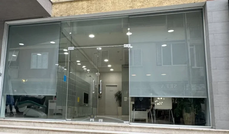 Tirane, shitet dyqan Kati 0, 89 m² 360.000 € 