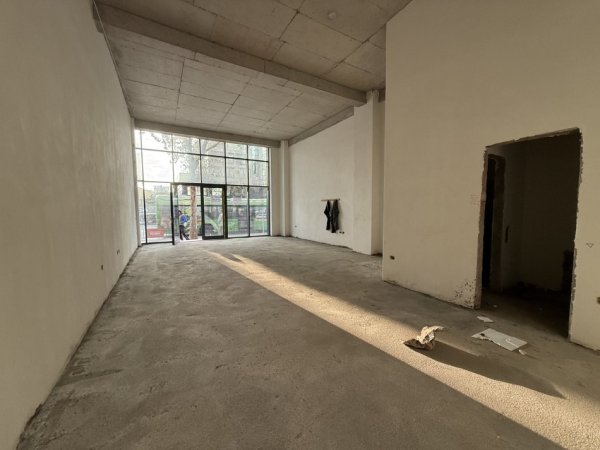 Tirane, jepet me qera dyqan Kati 0, 80 m² 2.500 € (E88 Construction, Kupola)
