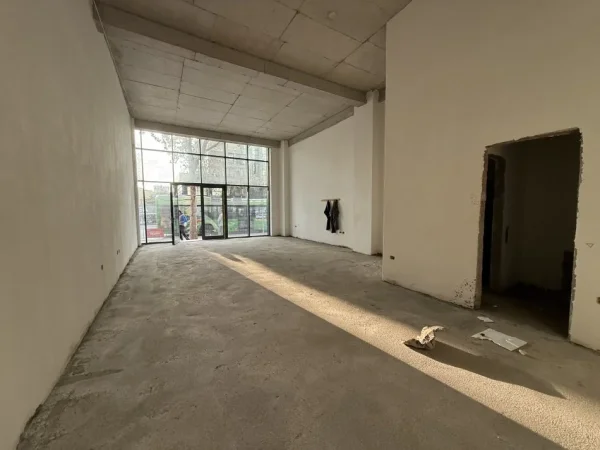 Tirane, jepet me qera dyqan Kati 0, 80 m² 2.500 € (E88 Construction, Kupola)