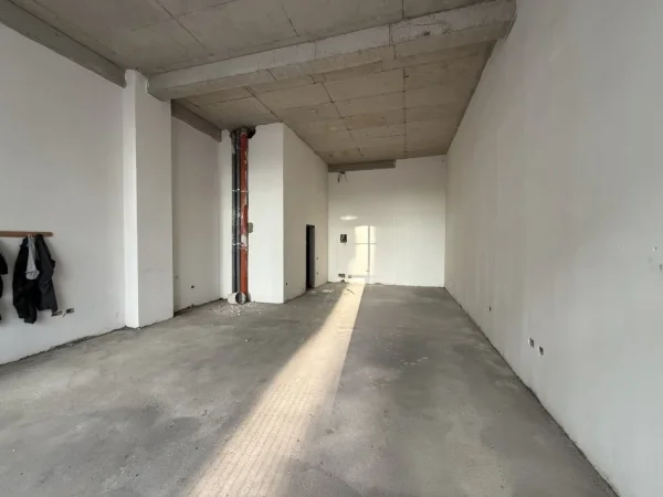 Tirane, jepet me qera dyqan Kati 0, 80 m² 2.500 € (E88 Construction, Kupola)
