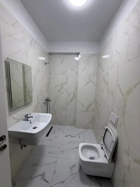 Tirane, jepet me qera apartament 1+1+Ballkon Kati 1, 55 m² 500 € (Kompleksi FZ)