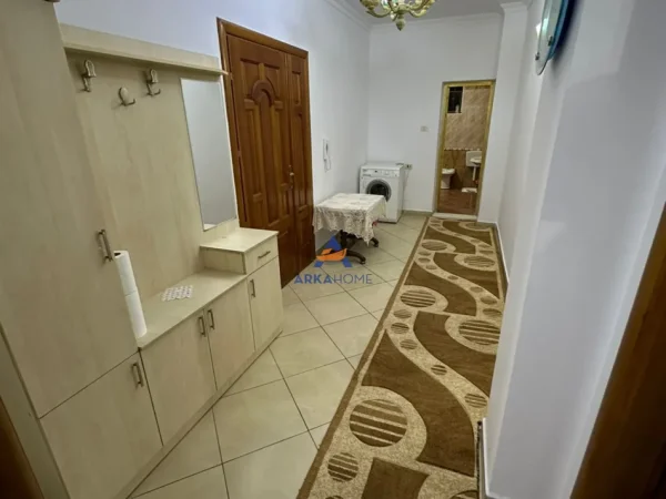 Tirane, jepet me qera shtepi 2+1+Ballkon Kati 1, 136 m² 550 € 