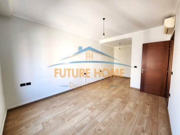 Tirane, jepet me qera ambjent biznesi Kati 7, 101 m² 880 € 