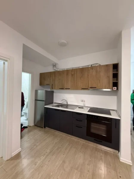 Tirane, jepet me qera apartament 1+1 , 55 m² 500 € (Kompleksi FZ)