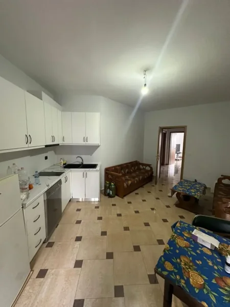 Tirane, jepet me qera apartament 3+1 Kati 4, 600 € 