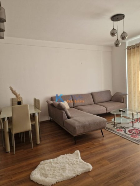Tirane, jap me qera apartament 1+1+Ballkon Kati 9, 70 m² 600 € (Kompleksi Arlis, Farmacia 10)