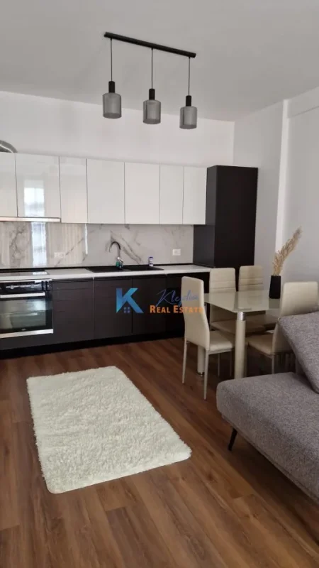 Tirane, jap me qera apartament 1+1+Ballkon Kati 9, 70 m² 600 € (Kompleksi Arlis, Farmacia 10)