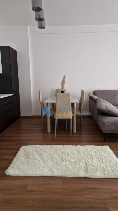 Tirane, jap me qera apartament 1+1+Ballkon Kati 9, 70 m² 600 € (Kompleksi Arlis, Farmacia 10)