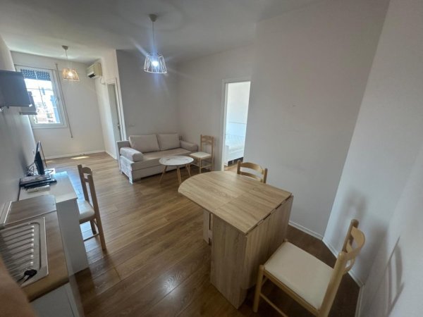 Tirane, jepet me qera apartament 1+1 Kati 6, 50 m² 500 € (Pazari i ri)