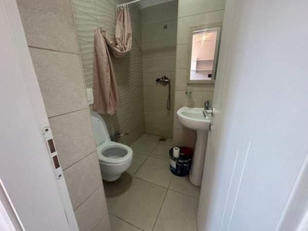 Tirane, jepet me qera apartament 1+1 Kati 6, 50 m² 500 € (Pazari i ri)