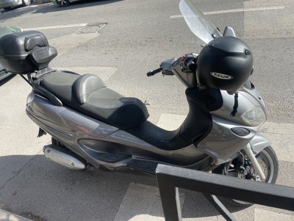 Tirane, shitet Scooter , gri metalizato 900 €