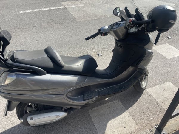 Tirane, shitet Scooter , gri metalizato 900 €